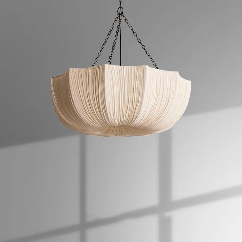 Suspension Nami en tissu plissé écru, suspendue à trois chaînes, lumière du jour