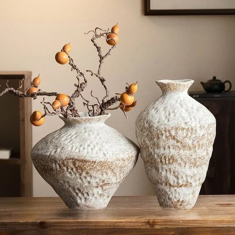Deux vases Hana en céramique texturée blanc cassé, garnis de branches de kaki