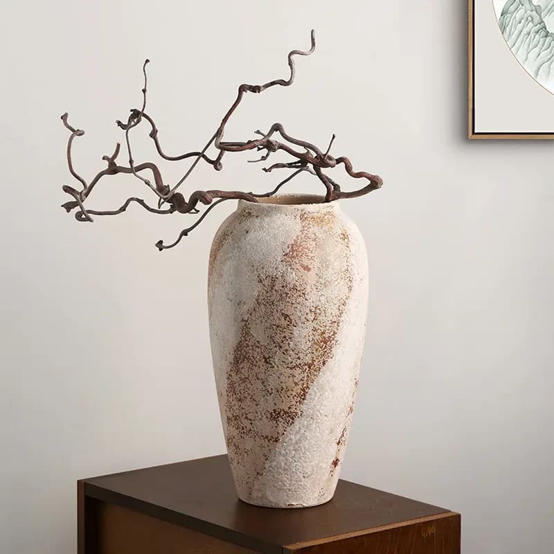 Vase Mizu haut en céramique blanche veinée de rouille, garni de bois flotté